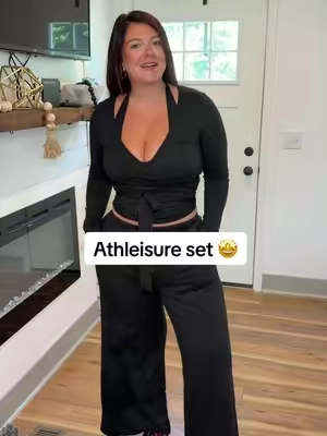 As if the the two piece set wasn’t good enough!!  #matchingset #athleisurewear #builtinbra #wraptop 