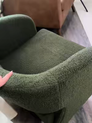 Si buscas una silla ideal para elevar la decoración de tu sala mira esta belleza de aquí 
