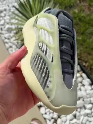 One of the most iconic Yeezys #tiktokshopcreatorpicks #TikTokshopbacktoschool #yeezy #yzy #adidas 