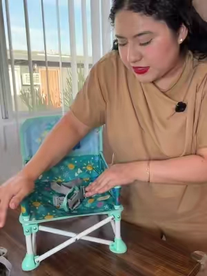 Una silla portátil perfecta para llevar a todas partes y tener un espacio cómodo para tu pequeño a la hora de comer. #SillaParaBebe #SillaPortatil #AccesoriosParaBebe #ViajarConNiños #TikTokShopCreatorPicks
