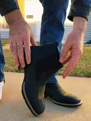 Botas para Hombre 👨🏻  Elige tu color favorito desde el carrito naranja y obtendrás + del 40% de descuento y envío gratis. 🇺🇸  #bootsformen #chelseaboots #botasvaqueras #trocas #caballos 