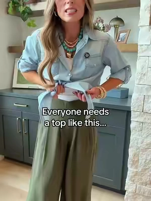 The top that goes with everything 🙌 You can’t mess it up! True to size, wearing a small. #chambray #dealsforyoudays #summerlook #summeroutfits 