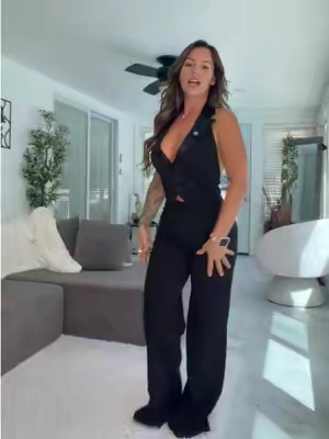 A ONE piece jumpsuit that looks like a 2 piece set!? I love @Fashion Nova 😍 #fashionnova #jumpsuit #businesscasual #fashionfinds 