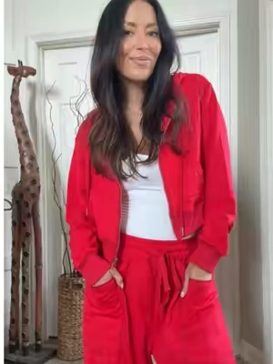 Replying to @NiCOLE 🩷 oh man. This whole set. The contrast barrel sweats in red have matching cropped hoodie! 👏🏼👏🏼👏🏼 