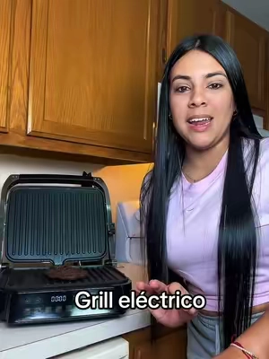 Parrilla eléctrica de doble cara para preparar paninis, carnes, vegetales y diferentes comidas en casa. Diseño ajustable para complementar tu espacio de cocina. #ParrillaElectrica #GrillElectrico #PaniniPress #CocinaEnCasa #Electrodomesticos  