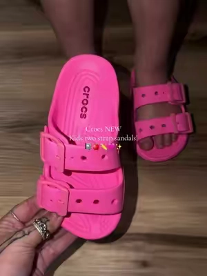 @Crocs kids Saturday two strap adjustable SANDAL.  perfect for back to school!! ✏️🩷🍎📓 #crocs #backtoschoolshoes #sandals #kidsandal 