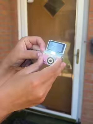 I was not expecting that! It’s so small but the quality is actually so goodddd #minicamera #digitalcamera #vintagepics #Summer #selfies 