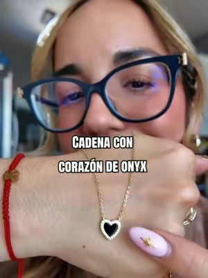 Ya está de regreso y mejorada la cadena de onyx de @Caitlyn Minimalist 🤌🏻✨️🖤 #onyxheartnecklace #heartnecklace #minimalistjewerly #giftforher 
