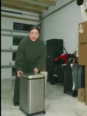 basurero automático con sensor de movimiento. Tiene capacidad de 50 litros, tapa que se abre sin tocarla y ruedas para moverlo fácilmente por la cocina. Además, su acabado en acero inoxidable le da un aspecto mucho más limpio y moderno. Ideal si quieres evitar tocar la tapa mientras cocinas o tienes las manos ocupadas. #basurero #basureroautomatico #cocina #hogar #tiktokshop 
