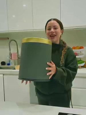 Basurero automático con sensor de movimiento que abre la tapa sin necesidad de tocarla. Su tamaño compacto de 3.5 galones es ideal para baño, habitación u oficina, ayuda a mantener los olores contenidos y su diseño se ve mucho más elegante que un basurero tradicional. ✨ #basurero #basureroautomatico #hogar #organizacion #tiktokshop 