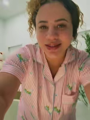 Pijama de mujer de 2 piezas con camisa de botones y short elástico, ligera y cómoda para dormir o estar en casa. El estampado de copas y rayas rosadas le da ese toque divertido y femenino que hace que parezca mucho más cara de lo que cuesta. 💗 #pijama #pijamamujer #pijamas #ropademujer #tiktokshop 