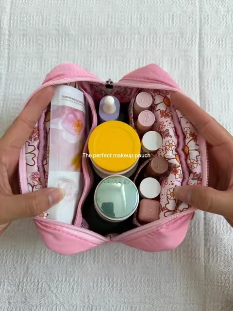 #cozyloucia #makeupbag #makeuppouch #everydaybag #everydayessentials 
