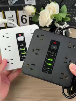 hasta que encontré esta regleta: seis en la parte superior, tres a cada lado, y cuatro puertos USB—ahora puedo cargar todos mis dispositivos al mismo tiempo 😍👌
 #TikTokShopLaborDaySale #TikTokShopBlackFriday#TikTokShopBlackFriday#electricity #powerstrip  