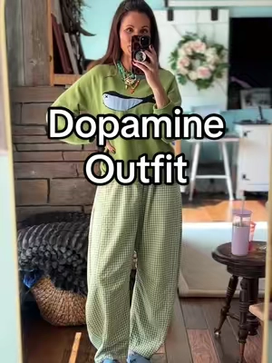 Loving this entire outfit 🤍 @Tankaneo #dopamine #falloutfits #outfitinspo #sweaterweather #clogshoes @EVELLYHOOTD US @UEU 