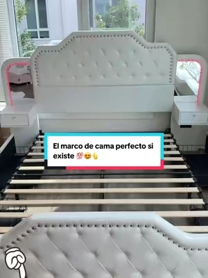 Wow! Qué marco de cama tan hermoso e imponente. 😍 Cuenta con luces LED, detalles de espejo, dos mesitas de noche flotantes, centro de carga y cuatro gavetas espaciosas para almacenamiento. Su respaldar es simplemente espectacular y hace que toda la cama se vea moderna, elegante y lujosa. Además, está disponible en dos colores diferentes. ✨#bedroom #cama #storage #led #marco 