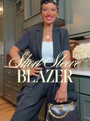 SIZE MEDIUM 🖤 Short Sleeve Blazer with Pockets. This blazer can go from business to casual!  #blazers #shortsleeveblazer #blazerstyle #blazeroutfitideas #blazer @Imily Bela 