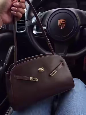 The product is in the cart, my dear friends. #bags #handbags #womenbag #bag #womenbags 