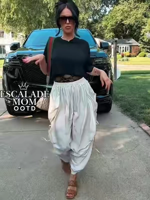 Escalade mom ootd in the cutest oversized baggy cargo pants #cargopants #baggypants #y2kfashion #cargopantsoufit #escalademom 