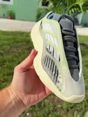 One of the most iconic Yeezys #tiktokshopcreatorpicks #TikTokshopbacktoschool #yeezy #yzy #adidas 