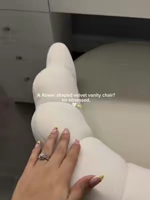 She is so cute & comfy 🤍💫 #vanitychair #vanity #flowerchair #vanity #makeup @Hulala Home 