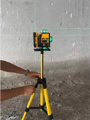 El soporte magnético se pega bien a las superficies de metal, ese es un plus.#cordless #laserlevel #dewalt #battery #construction 