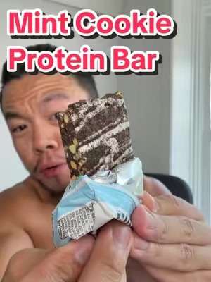 This Mint Cookies and Crème Protein Bars from @JiMMYBAR Functional Protein are delicious #proteinbar #jimmybar #workout #bodybuilding #gym 