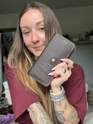 Quick swap from the lovebug to the women’s bifold Portland leather wallet! #lovemyleather #portlandleather #wallet #wallets #walletsforwomen 