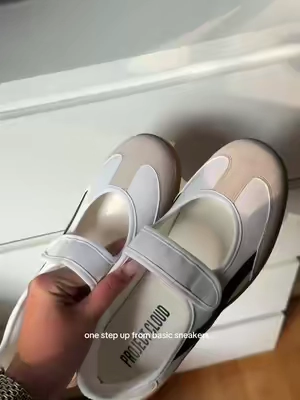 These are my FAV shoes for long walks that aren’t just sneakers… memory foam makes them so comfy #sneakers #flats #summershoes #sambashoes #projectcloud 