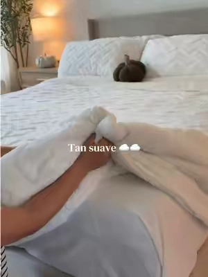 Este edredón le da un toque tan bello y acogedor a la cama , es tan suave y calientito. Es un set de 3 piezas te trae las 2 fundas para las almohadas y el edredón  #comforterset #comforter #cozyathome #beddingset #tiktokshopcreatorpicks 