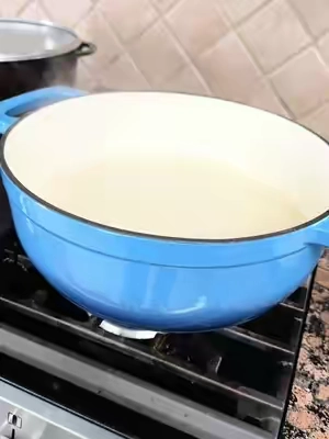🍲 Olla ROVSUN de Hierro Fundido 7.5QT Una olla que dura años 💚🍲 Hierro fundido esmaltado, amplia capacidad de 7.5QT y perfecta para sopas, guisos, carnes y mucho más. ¡Además, ese color está precioso! 😍 #TikTokShop #ROVSUN #KitchenFinds #CocinaTikTok