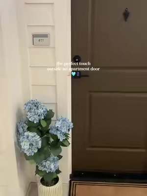 The perfect extra touch!!!! 🩵 #flowers #apartment #flowervase #fakeflowers #interiordesign 