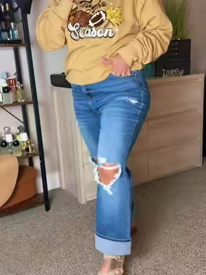 I finally found short friendly jeans that fit my mom body AND look cute 😍✨ #MomJeans #CurvyMomStyle #Over40Style #MomFashion #petitefashion 