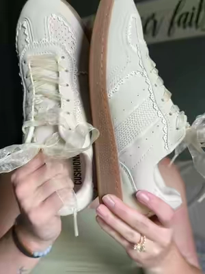 Are you kidding?!? These might just be my favorite sneakers 🤭✨ #cushionaire #sneakers #fallaesthetic 