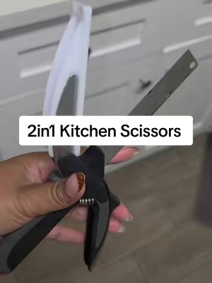 Replying to @hannahholland943 Tomato done ✅️2in1 cutting board scissors makes meal prep a breeze #kitchenscissors #kitchengadets #mealprepping 