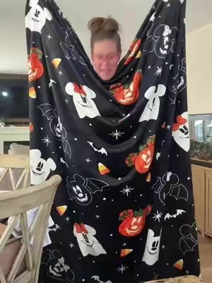 Mickey and Minnie Halloween blanket perfect for summerween! #halloween #halloweenblanket 