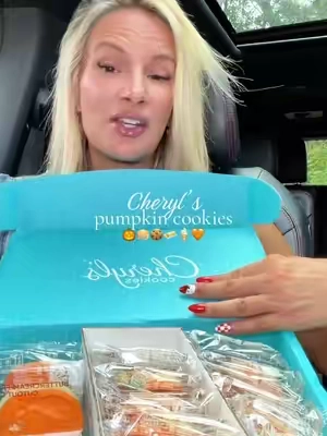 🎃🍪🧈don’t miss these cookies! Everyone loves Cheryl’s cookies especially the pumpkins! #cherylscookies #cookies #buttercreamcookies #pumpkincookies #sugarcookies 