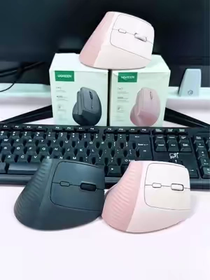 My wrist is already thanking me 😭🖱️✨ The switch to the UGREEN Vertical Ergonomic Mouse was honestly overdue. If you work from home, game, edit, or spend hours on a computer… you NEED to try this ergonomic mouse. It comes in other colors💜🩷🤍 #desksetup #ergonomicmouse #dealsforyoudays #officedesksetup #ugreen 