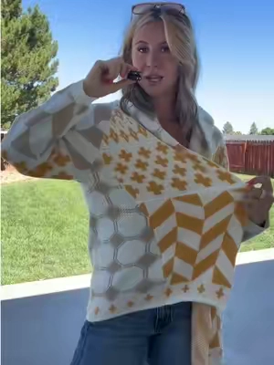 The colors on this one is so cute! I am wearing a medium (: #sweater #cardigan #womensoutfits #falldealsforyou #falloutfits 