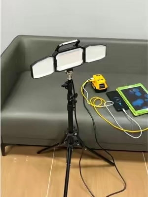 Me gusta ponerla en el centro de un espacio abierto y que la luz se distribuya parejo por todos lados.#light #worklight #dewalt #battery #construction 