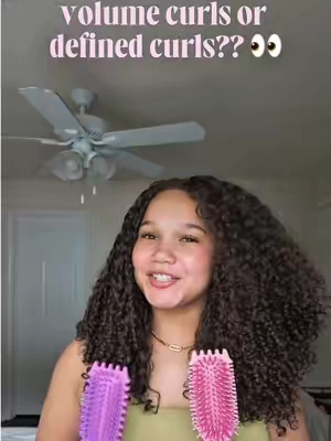 👀👩🏽‍🦱 which side is your favorite??  💗✨ I compared @BounceCurl volume brush (pink) and defining brush (purple)!!  #bouncecurlbrush #bouncecurlbrushreview #volumebrush #definebrush #brushstyling 
