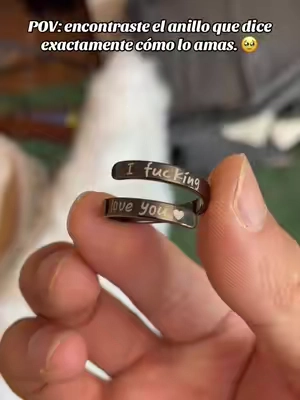 La tarjeta empieza con “I f*cking love you” y termina con una promesa: quizá no fui tu primer amor, pero quiero ser tu último todo. #AnilloParaPareja #RegaloParaEl #AmorVerdadero #TikTokShopFinds #IdeaDeRegalo