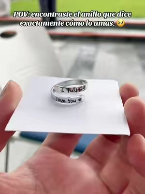 La tarjeta empieza con “I f*cking love you” y termina con una promesa: quizá no fui tu primer amor, pero quiero ser tu último todo. #AnilloParaPareja #RegaloParaEl #AmorVerdadero #TikTokShopFinds #IdeaDeRegalo