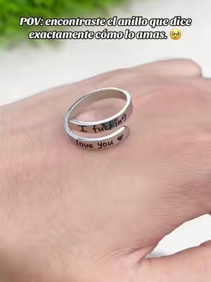 La tarjeta empieza con “I f*cking love you” y termina con una promesa: quizá no fui tu primer amor, pero quiero ser tu último todo. #AnilloParaPareja #RegaloParaEl #AmorVerdadero #TikTokShopFinds #IdeaDeRegalo