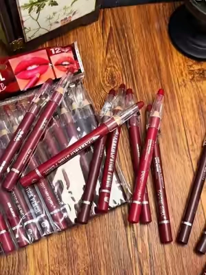 12 delineadores mate y sedosos. 1 sacapuntas. Cero manchas.#LipLiner #DelineadorDeLabios #SmudgeProof #SinManchas #MatteLip         