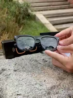 AI glasses are actually wild for this 🤯🕶️🤖 #tiktokshop #aitiktokshop #fyp #fashion #tiktokmademebuyit #glasses #fashiontiktoks #aiglasses #cameraglasses #Tech #smarteyewear #camera