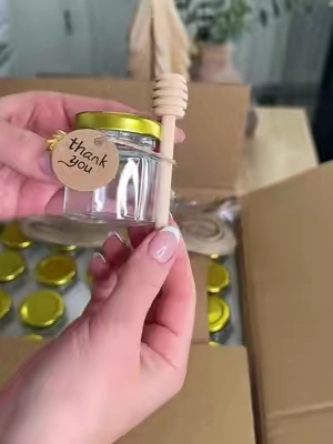 Los detalles marcan la diferencia,sorprende a tus invitados con estos lindos tarritos de miel ,un detalle bonito y real 