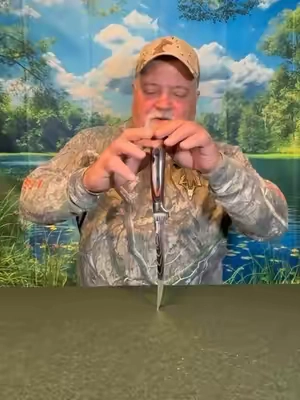 A great gift for the fisherman or cook in the kitchen. It’s the fish fillet knife from Huusk. Comes in a gift box. Beautiful premium Japanese steel and a wood handle. ##cooking##fishing##kitchen##sportsman