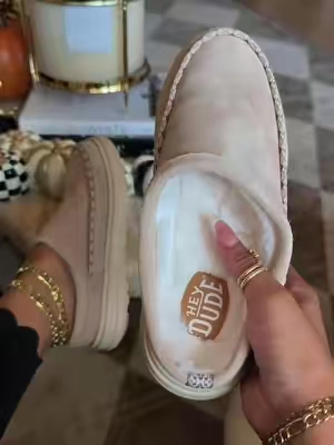 HEYDUDE Remi Toastee clogs are the cozy slip-on shoes made for sweater weather, busy mornings, and comfortable everyday fall outfits #HEYDUDE #RemiToastee #HEYDUDEClogs #FallShoes #CozyClogs 