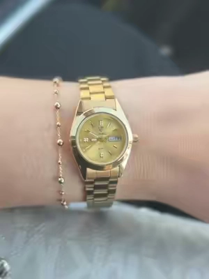 ¡El toque de elegancia que le faltaba a tus outfits por menos de lo que imaginas! ⌚✨ Este reloj clásico de acero inoxidable con indicador de día y fecha se ve súper lujoso. #RelojDeLujo #AccesoriosDeModa #EstiloElegante #RelojesParaMujer 