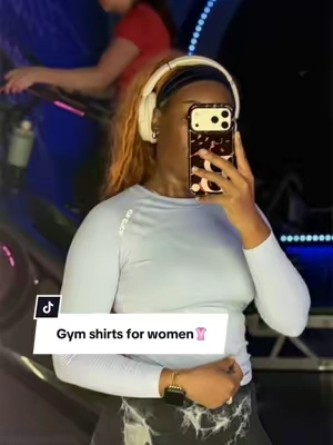 The short sleeves already had me sold… so obviously I needed the long sleeve version too 😭🤌🏽 buttery soft, stretchy, fitted AND breathable. These are about to stay in rotation all fall/winter. 🏋🏽‍♀️  #gymshirts #gymoutfitideas #workoutclothes #activewearforwomen 